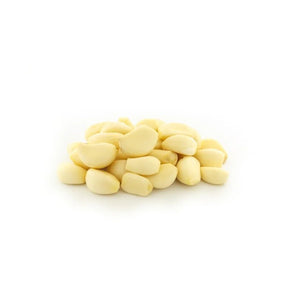 Peeled Chinese garlic cloves, ready-to-use garlic, 100g pack isolated on white background