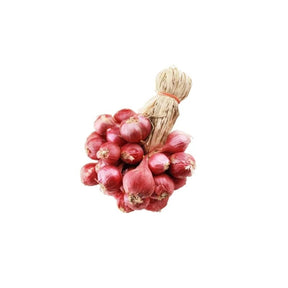 Fresh bunch shallots, whole shallots with stems, 500g bunch isolated on white background