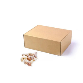 Fresh Thai garlic whole cloves medium size, separated garlic cloves, 5kg bulk pack isolated on white background